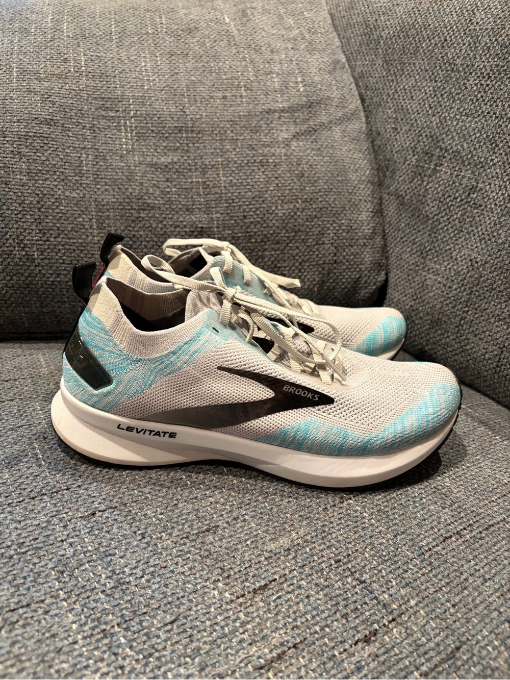 Brooks Levitate Men’s Running Shoes - Light Gray with Aqua Accents